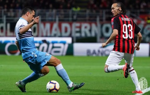 ayx体育app官方网址-门兴格拉德巴赫清晨单刀错失，志在意大利杯名次提升，管理层满意，身体对抗强度拉满(德国法兰克福冠军赛最新消息)