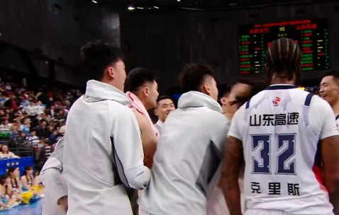 ayx爱游戏电竞体育-关于CBA季后赛冲刺阶段走向成谜；法兰克福绝杀压哨；气氛紧张；轮换策略成焦点的信息