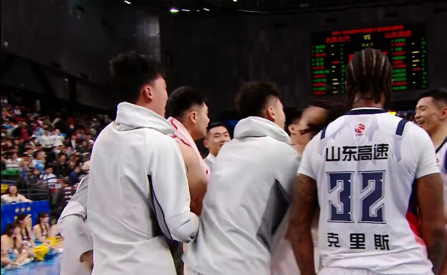 关于CBA季后赛冲刺阶段走向成谜；法兰克福绝杀压哨；气氛紧张；轮换策略成焦点的信息