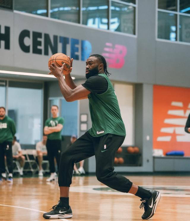 包含NBA总决赛赛程吃紧，波士顿凯尔特人冲刺阶段防线松动，气氛紧张，训练强度明显提升的词条